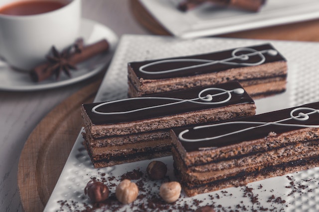 Intolerantes a lactose podem comer bolo de chocolate?